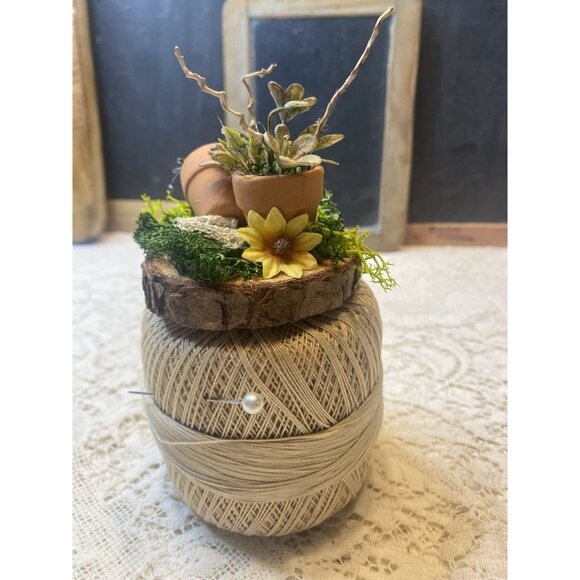 Handcrafted Crochet Garden Pin – Vintage-Inspired Cottagecore Decor - Picture 4 of 6